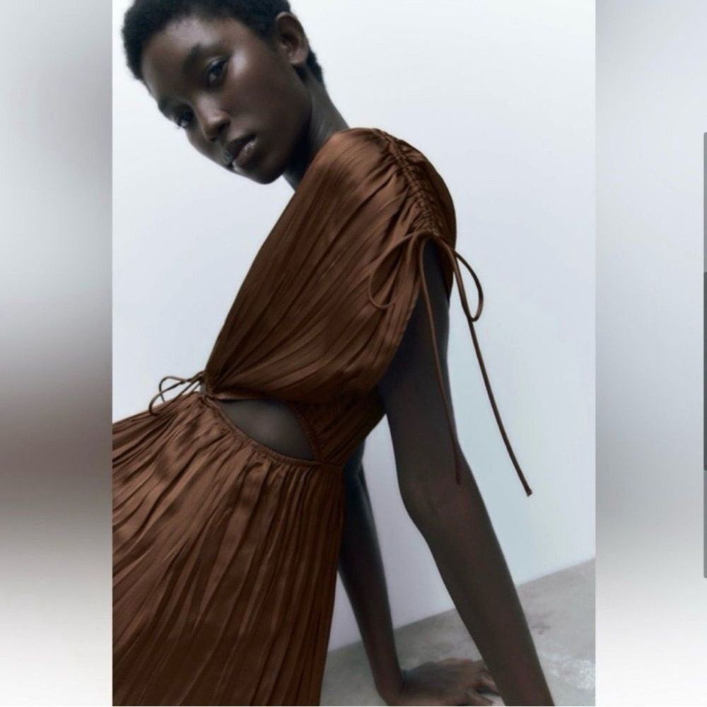 BROWN SATIN EFFECT CUT OUT PLEATEDMAXI DRESS L - Picture 3 of 9